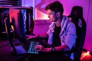 LA CORRETTA POSIZIONE E POSTAZIONE DI UN GAMER LA CORRETTA POSIZIONE E POSTAZIONE DI UN GAMER