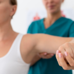 Paziente durante una sessione di medicina dell'esercizio con un fisioterapista esperto in protocolli PHEMOC, focalizzato sul recupero funzionale.