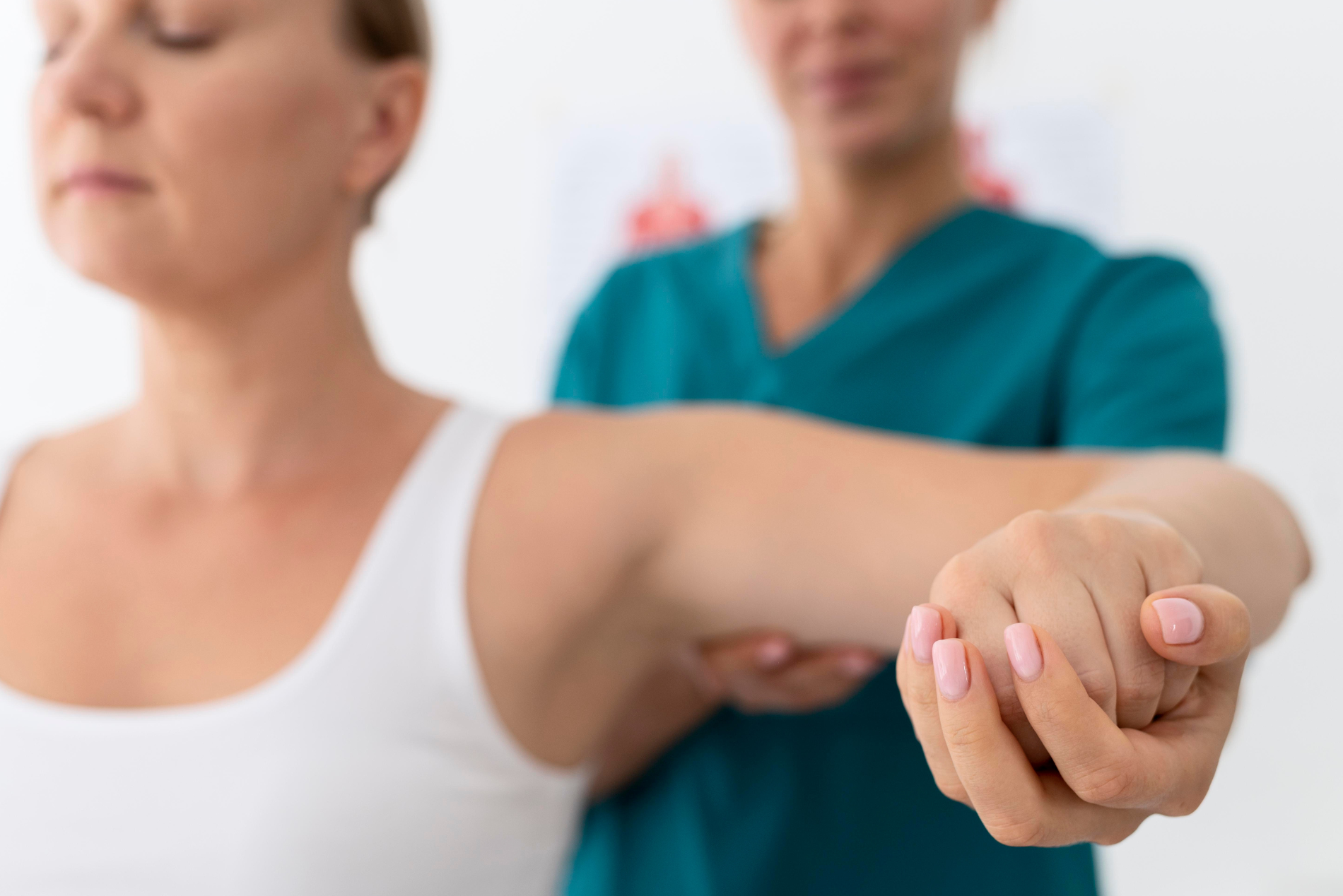 Paziente durante una sessione di medicina dell'esercizio con un fisioterapista esperto in protocolli PHEMOC, focalizzato sul recupero funzionale.